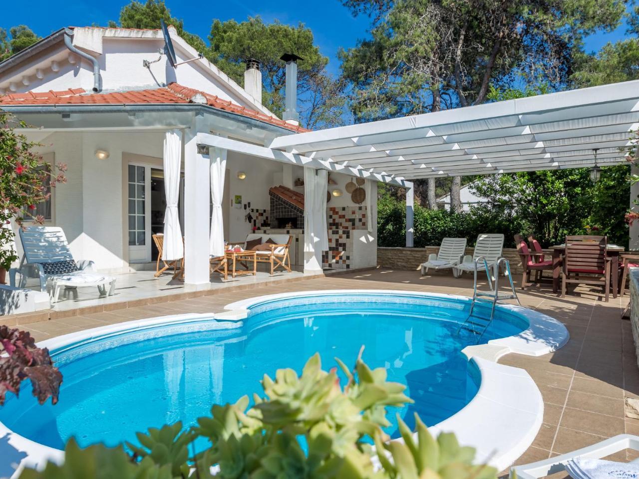 Spacious Holiday Home In Molat With Pool Brgulje 外观 照片
