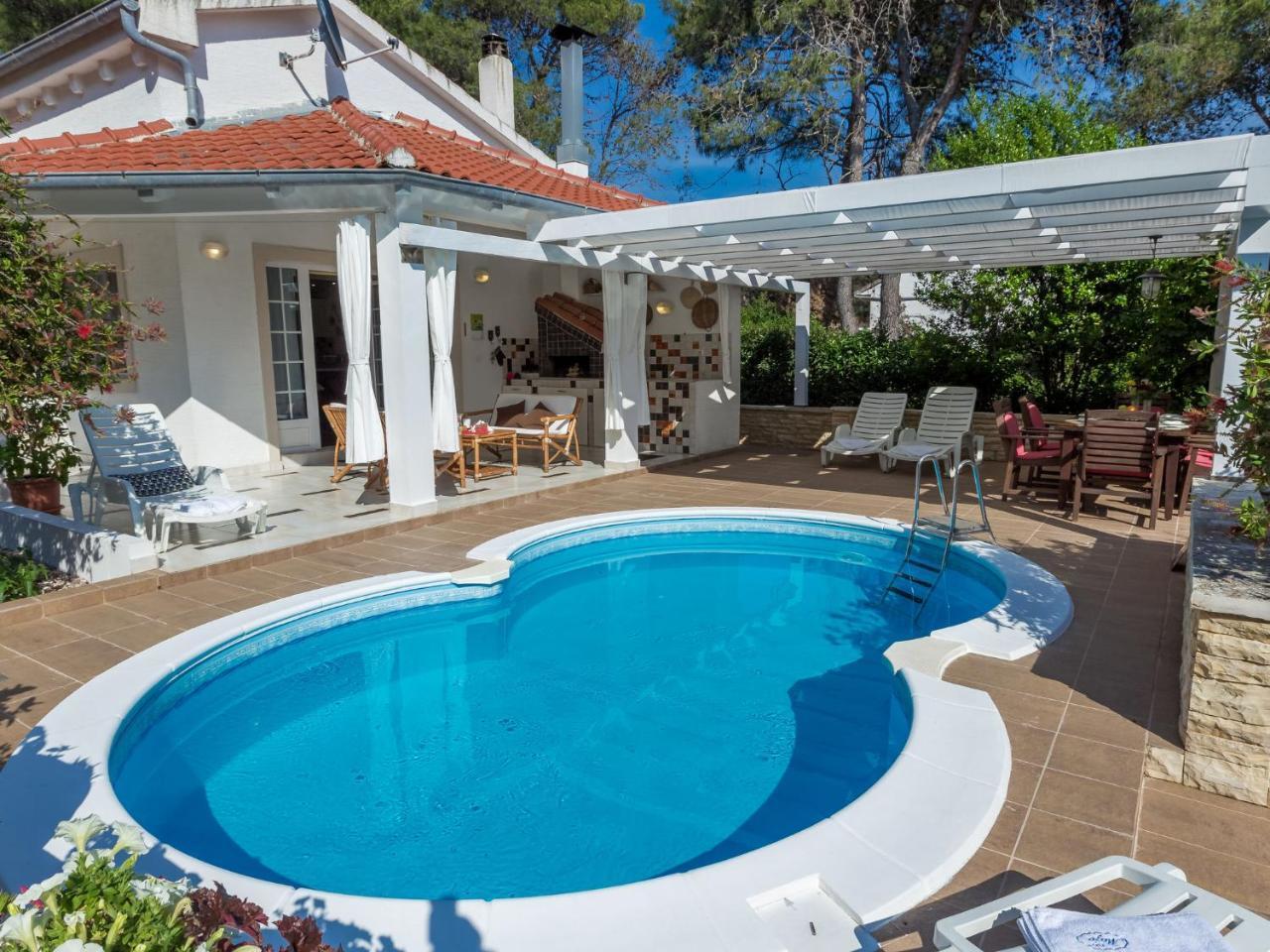 Spacious Holiday Home In Molat With Pool Brgulje 外观 照片