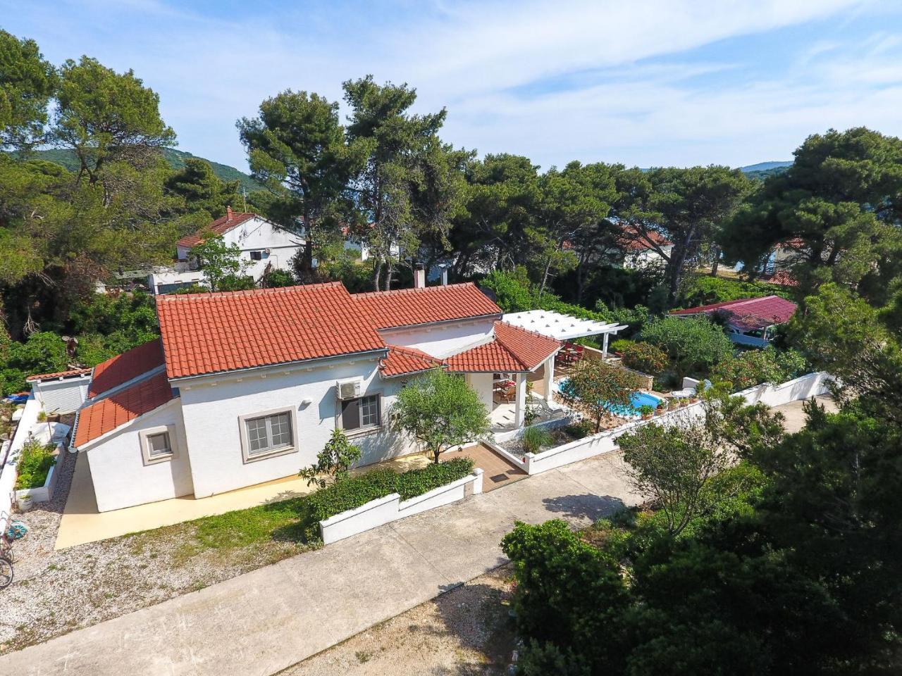 Spacious Holiday Home In Molat With Pool Brgulje 外观 照片