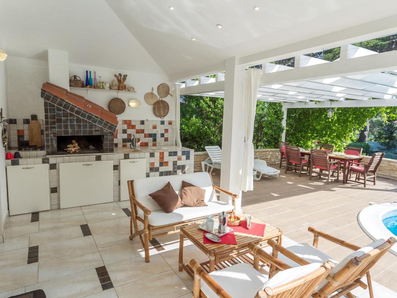 Spacious Holiday Home In Molat With Pool Brgulje 外观 照片